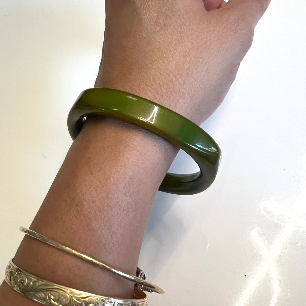 Vintage Olive Green Bakelite Carved‎ Bangle Bracelet Simichrome Tested
